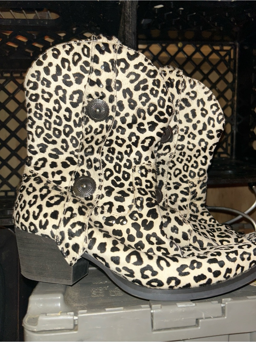 Like New Dingo True West Leather Western Ankle Boot in Snow Leopard Size 8.5